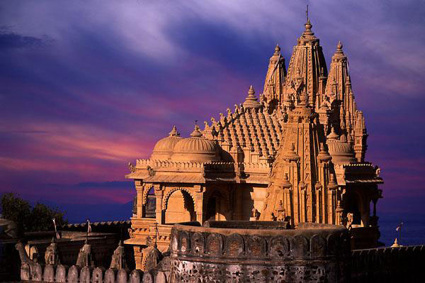 क्या आप अनुमान लगा सकते हैं कि इन प्रमुख मंदिरों में क्या समानता है?